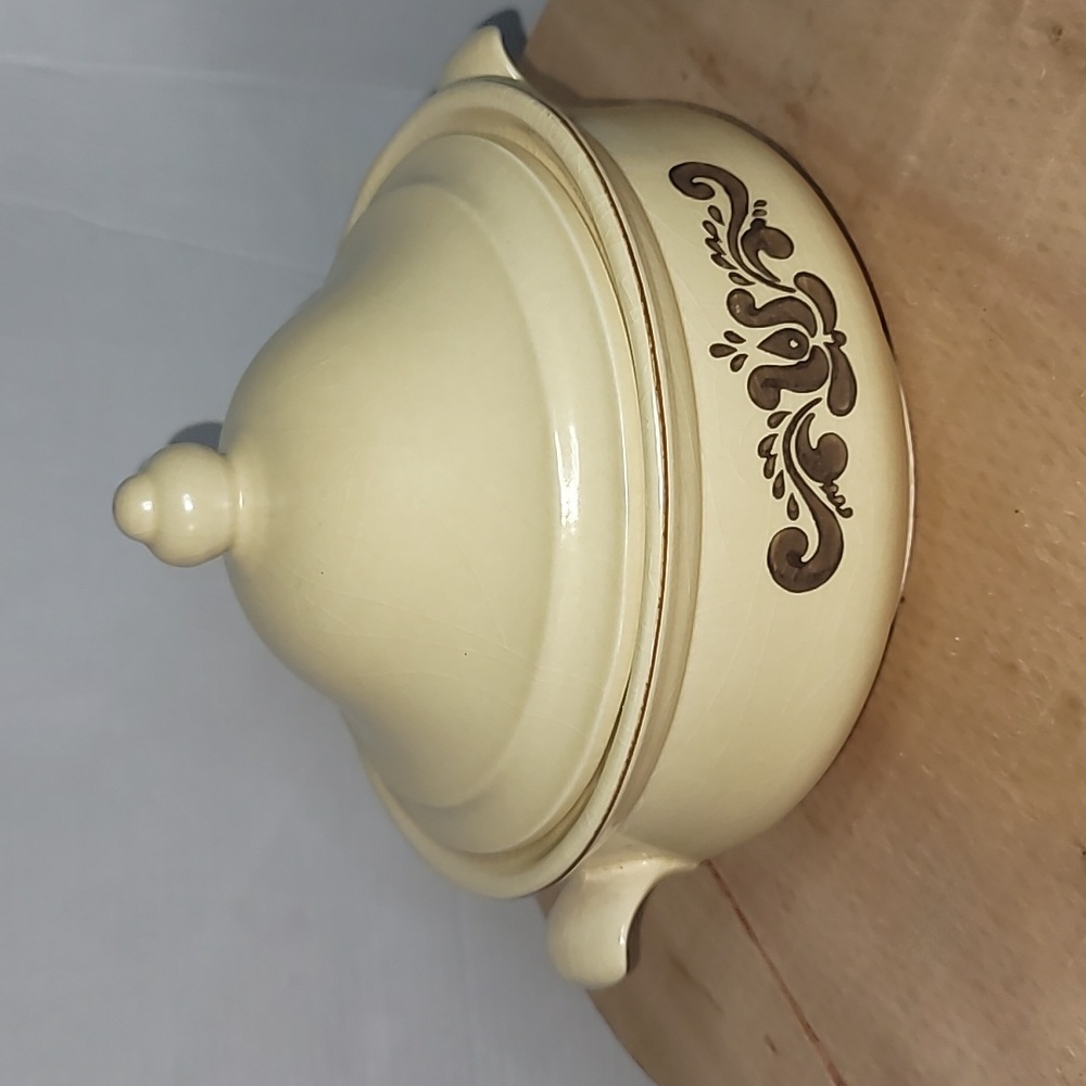 Pfaltzgraff “Village” Round Covered Deep Dish no no cracks or chips